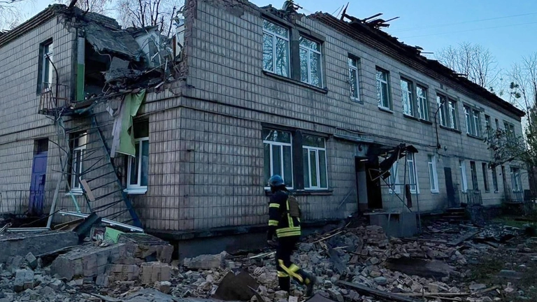 C'est le Début de la Fin - Page 4 Guerra-in-ucraina-palazzo-bombardato-a-kiev-ansa