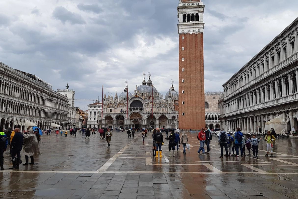 Piazza San Marco senza acqua alta dopo l'azionamento del Mose (Ansa)