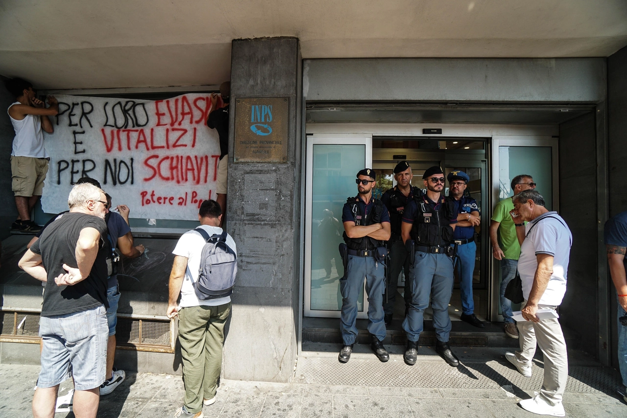 Protesta esterno sede INPS di Napoli per il reddito di cittadinanza.