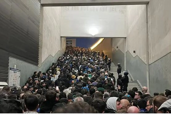 I tifosi dell'Inter bloccati all'esterno dello stadio do Dragao