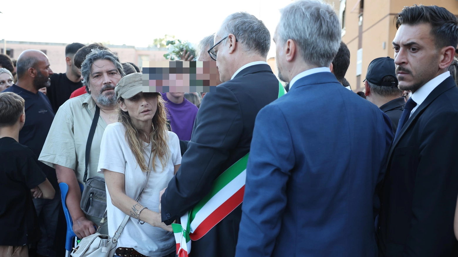 ll sindaco di Roma Roberto Gualtieri con la mamma e il papà di Michelle, Daniela Bertoneri e Gianluca Causo (Ansa)