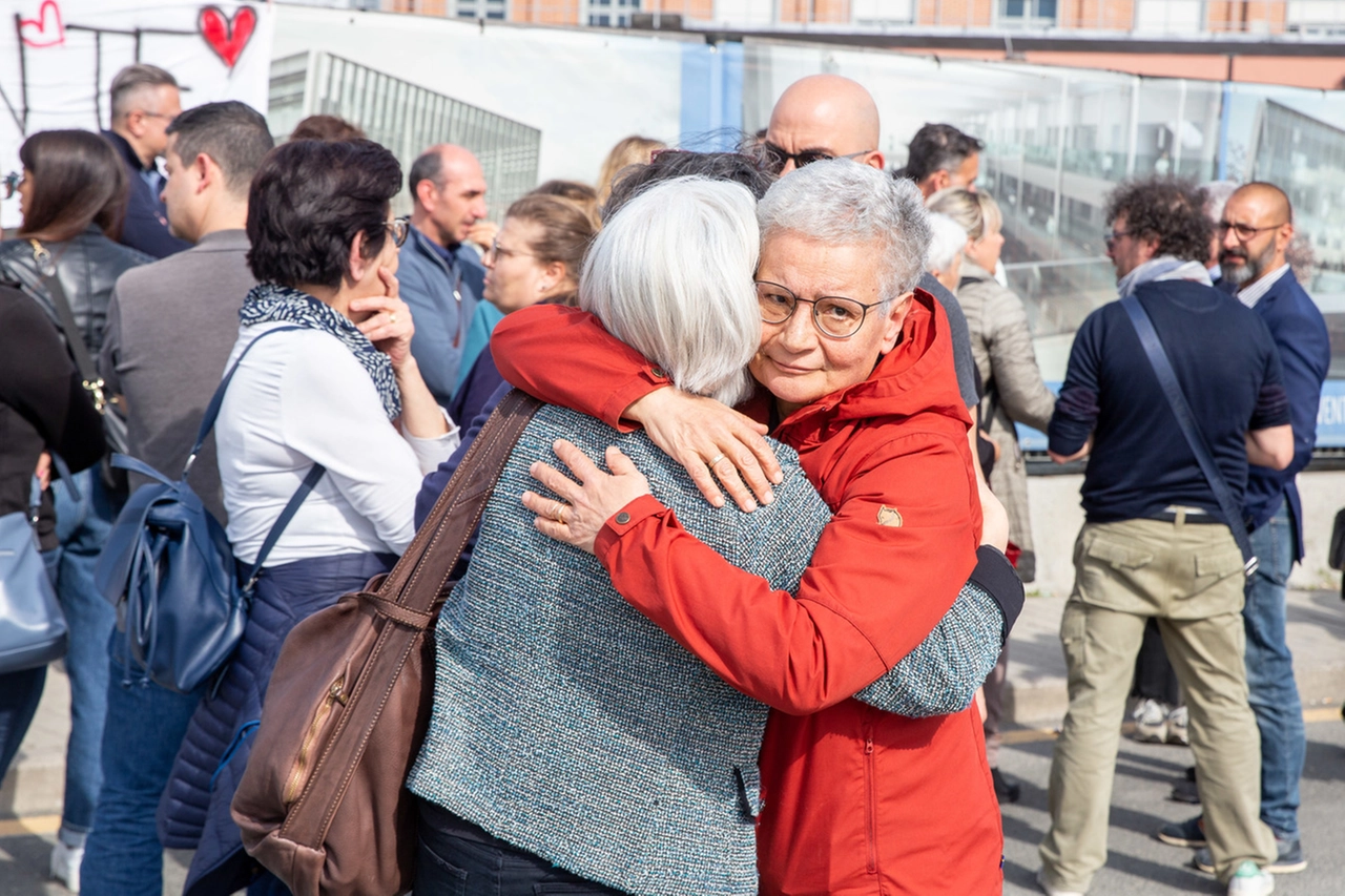 La commozione al sit-in di solidarietà organizzato dai colleghi della psichiatra colpita