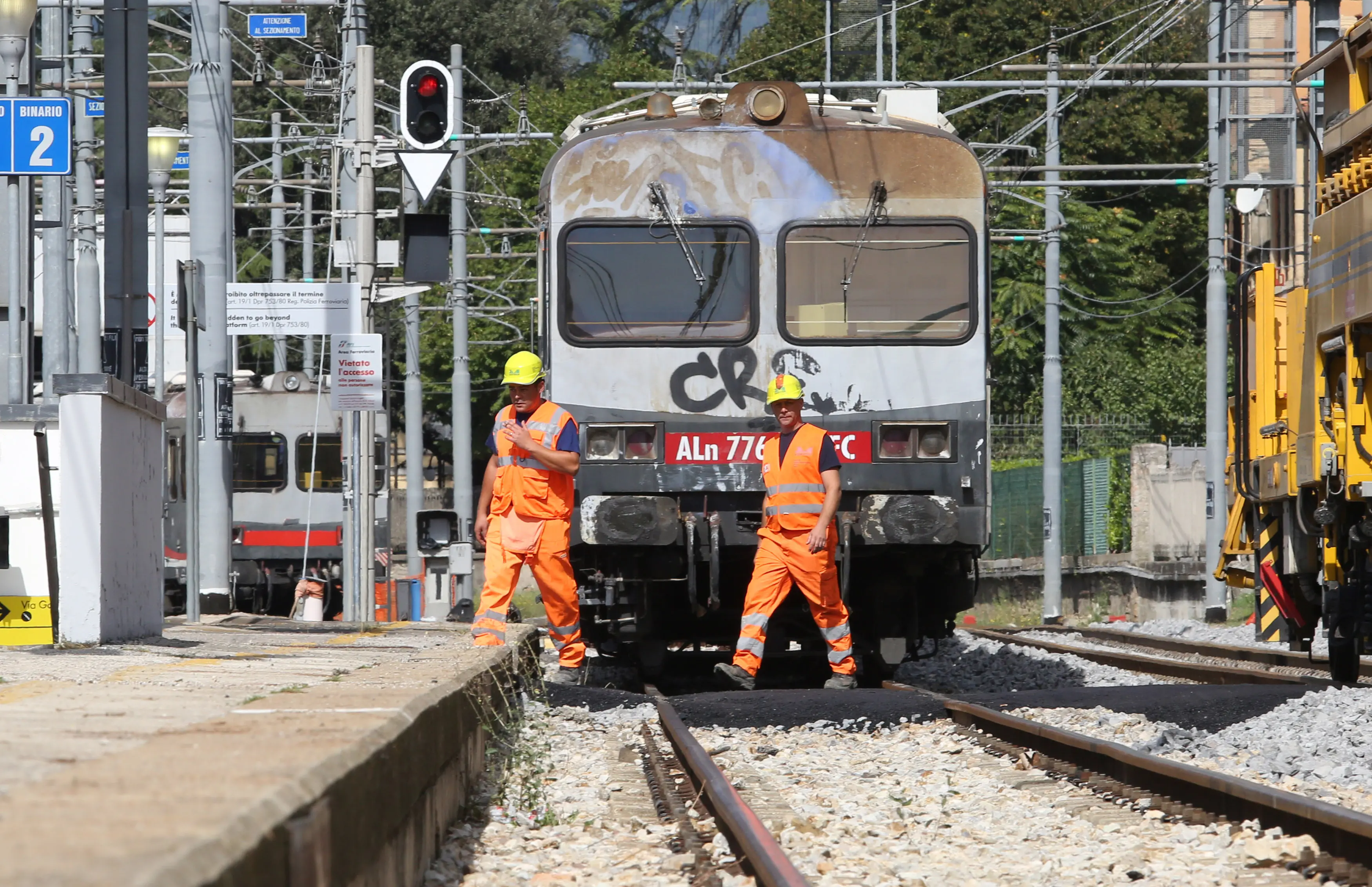 Torre del Greco, muore investito da un treno: traffico in tilt nel Napoletano