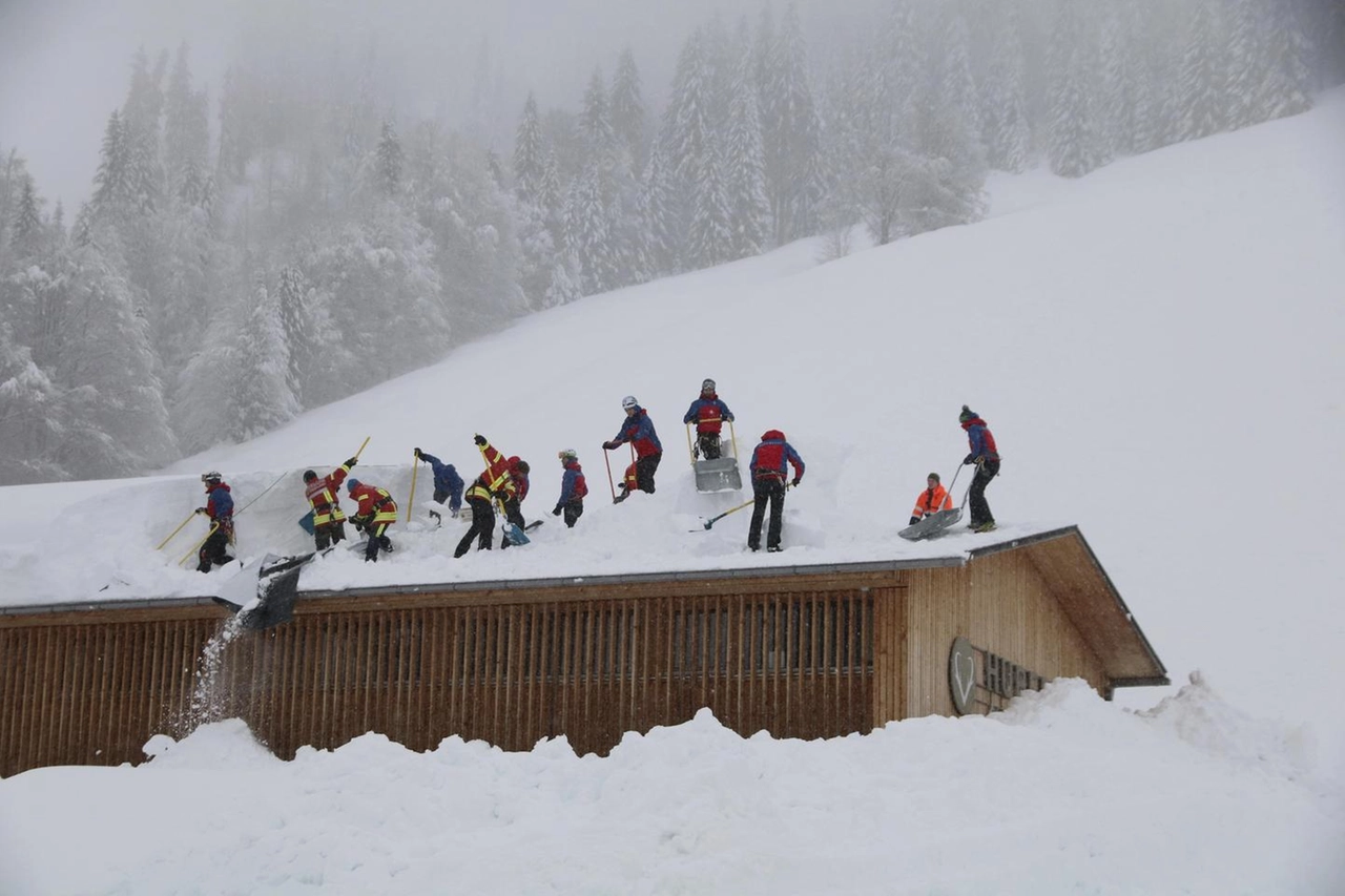 Hotel investito dalla neve a Balderschwang, Germania (Ansa)