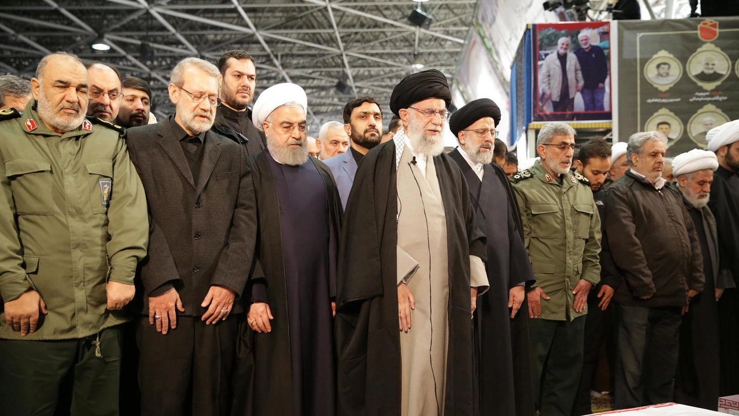 Ali Khamenei prega sulla bara di Soleimani (Ansa)