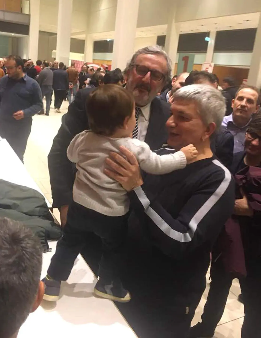 Emiliano fa lo 'zio', la foto col figlio di Vendola al congresso SI