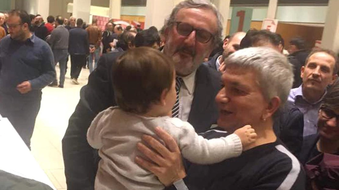 Rimini, Michele Emiliano con Nichi Vendola e il piccolo Tobia (Ansa)