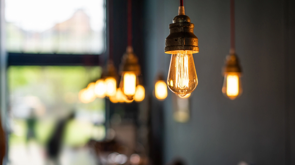 Le lampade di design da soffittto sono come delle installazioni luminose.