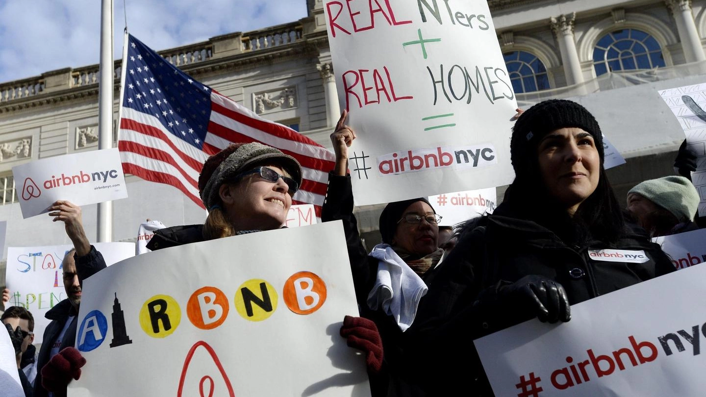 Manifestazione a favore di Airbnb a New York (Ansa)