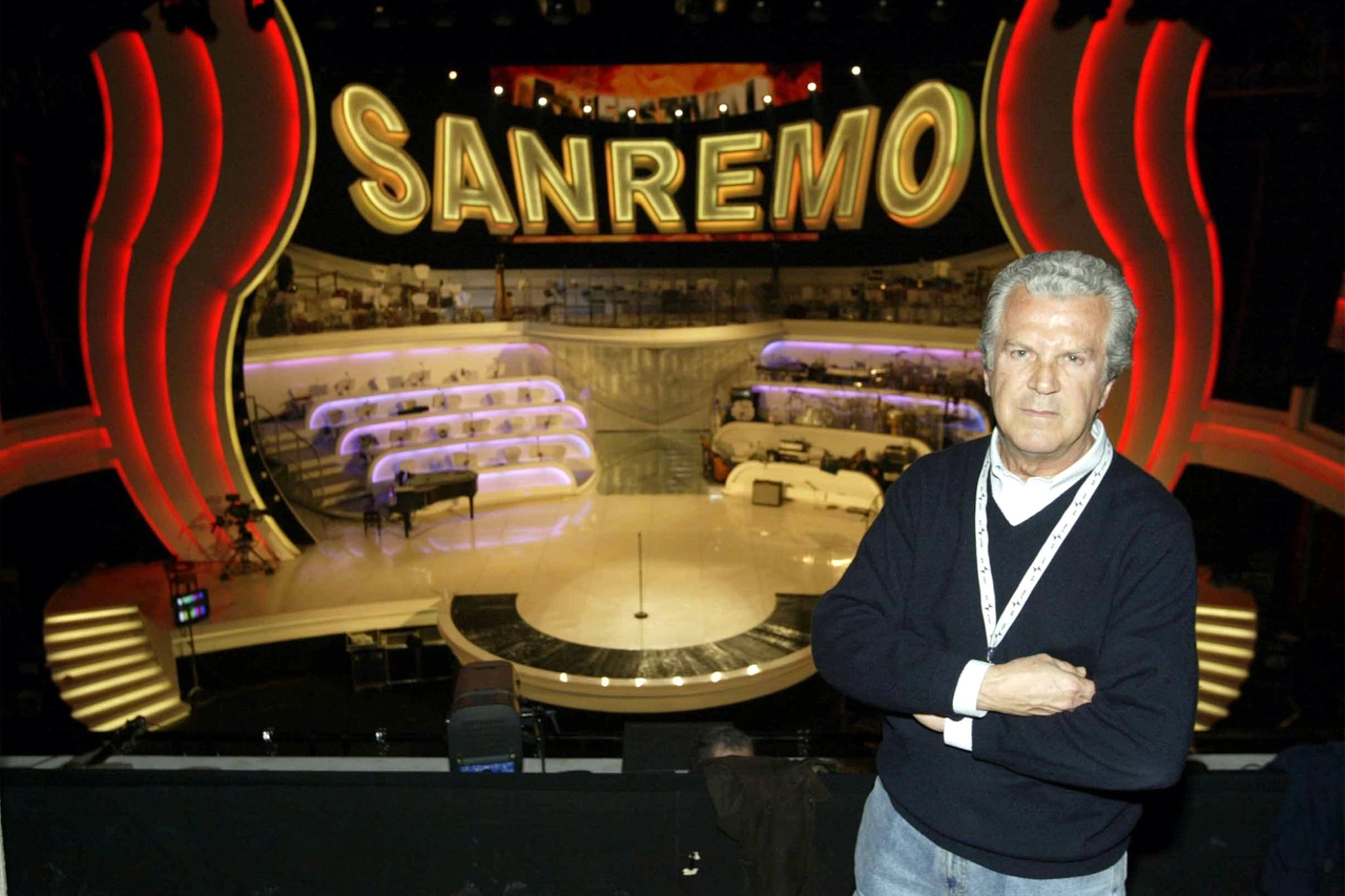 Gaetano Castelli e il palco di Sanremo 2003 (Ansa)