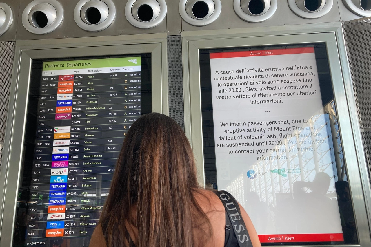 Etna in eruzione, chiuso l'aeroporto di Catania