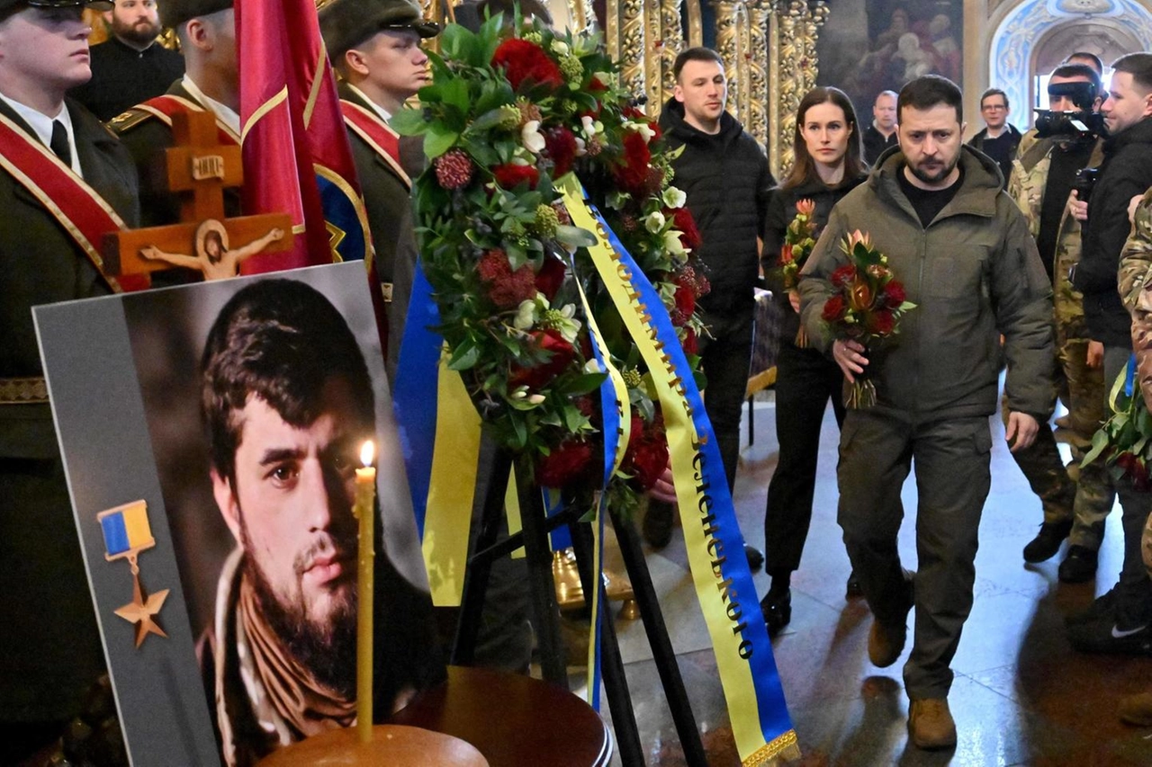 Zelensky e Sanna Marin al funerale di un soldato della Da Vinci (Ansa)