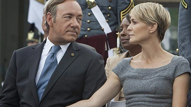 Kevin Spacey e Robin Wright nella serie tv 'House of cards' (Netflix)