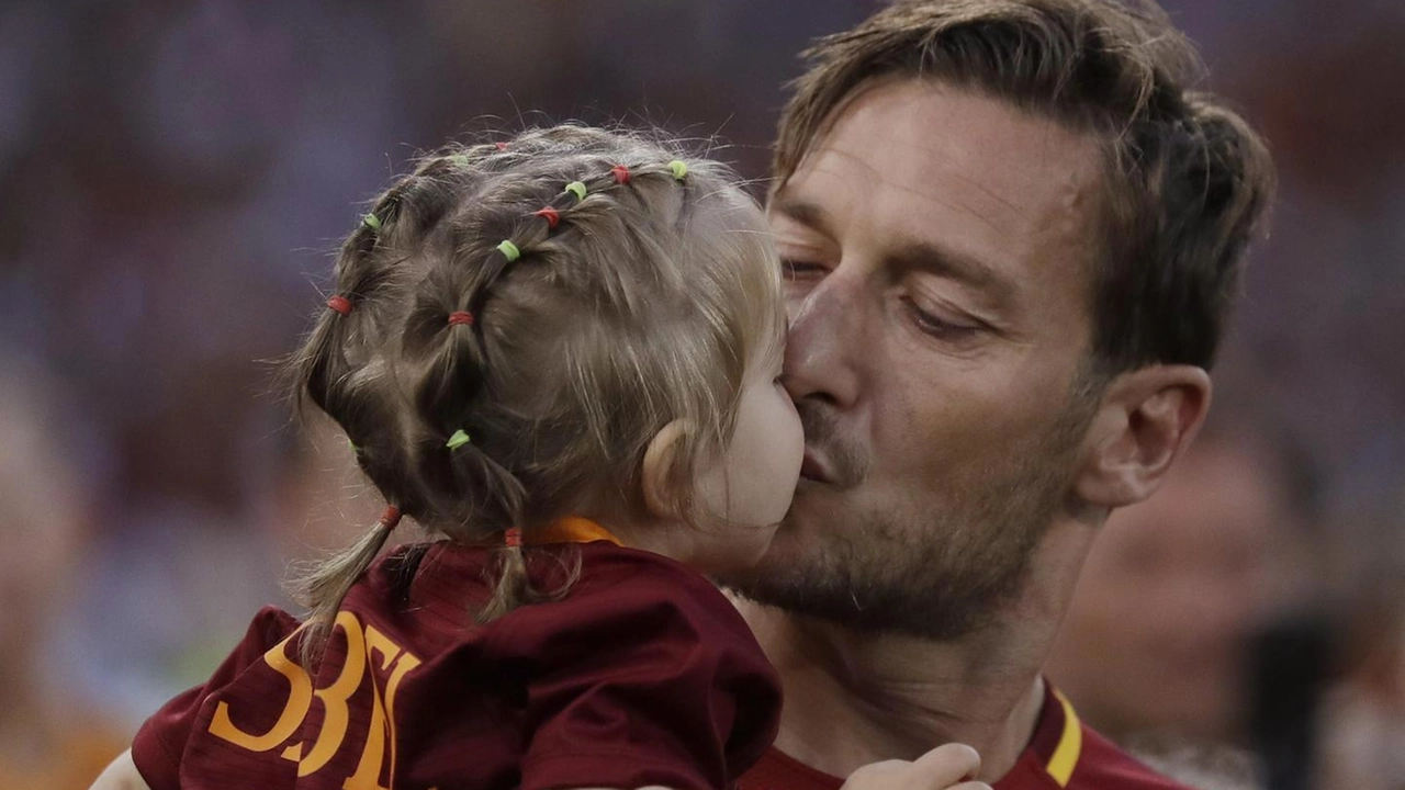 Il bacio di Totti alla piccola Isabel (Ansa)