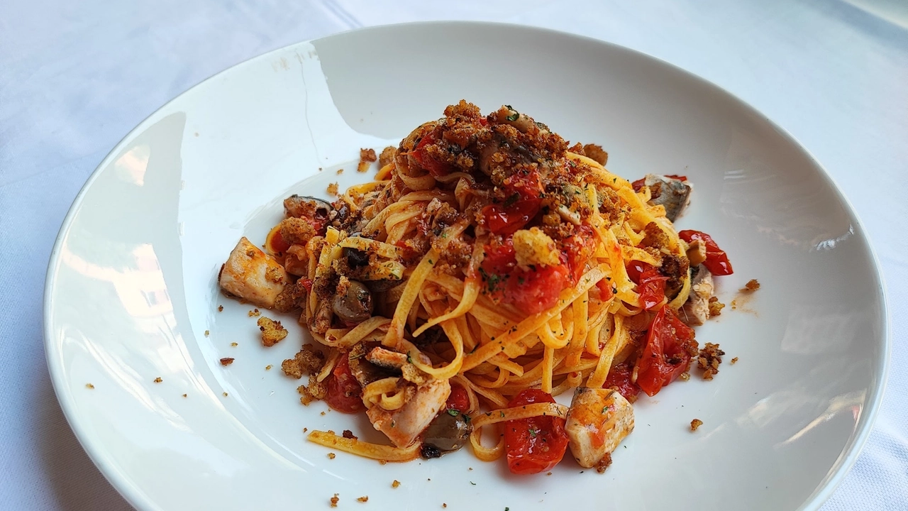 Fettuccine con pomodorini, arrosto e sgombro