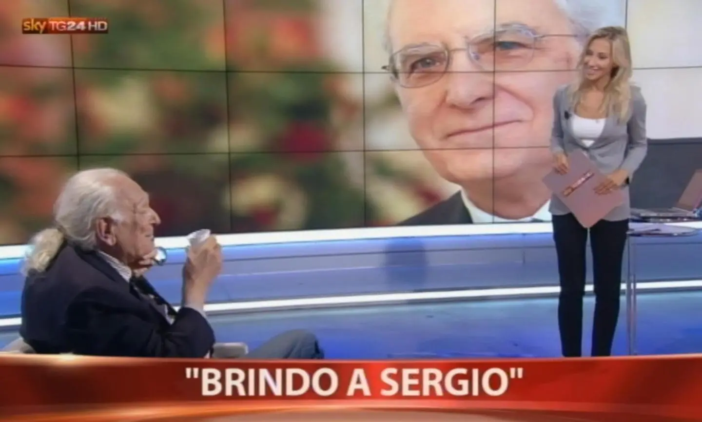 Pannella rompe lo sciopero della sete, bicchiere d'acqua in diretta. "Brindo a Sergio Mattarella"