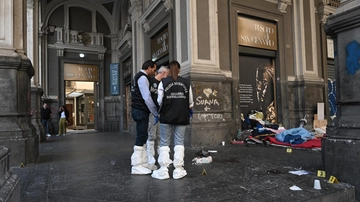 Duomo di Napoli, senzatetto aggredisce con spranga agente che poi spara