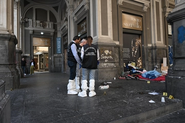 Duomo di Napoli, senzatetto aggredisce con spranga agente che poi spara