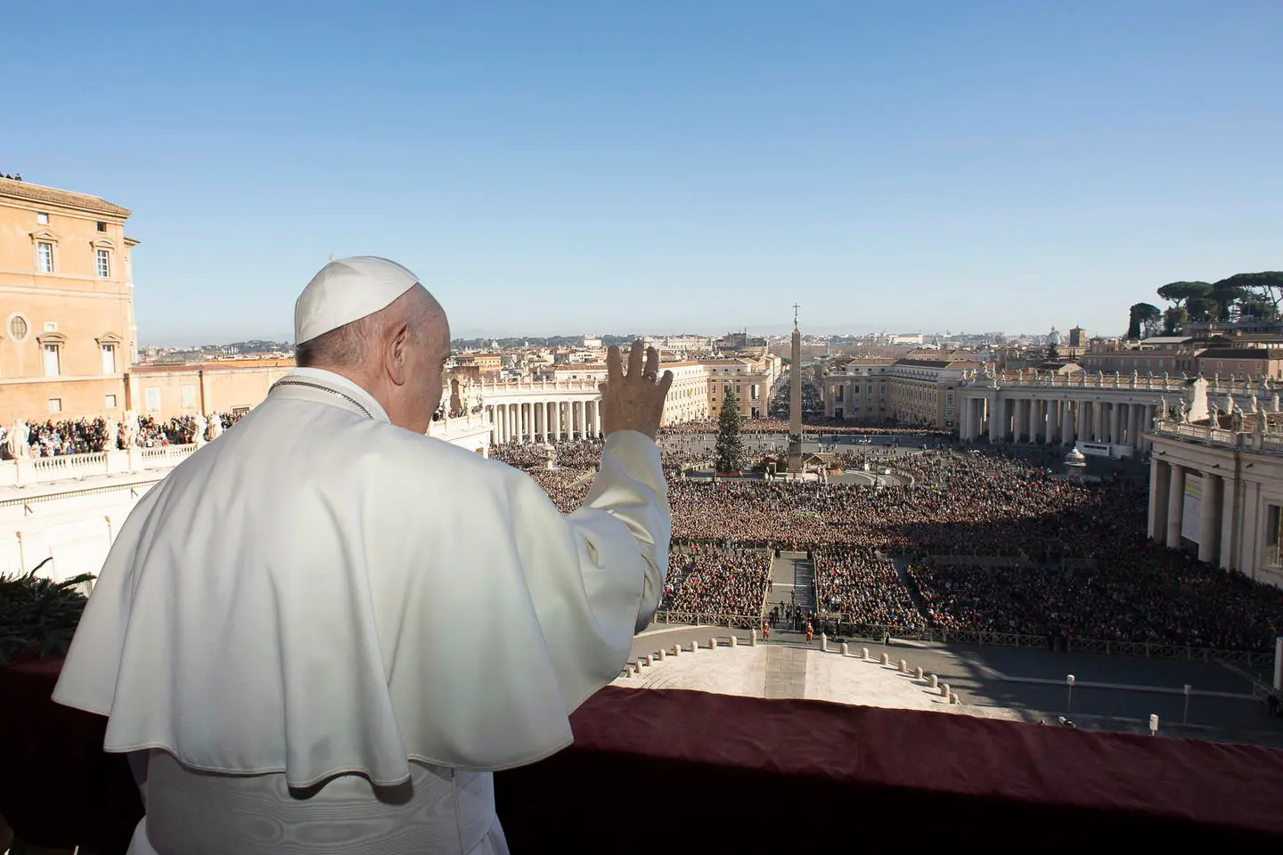 Papa Francesco, il messaggio di Natale: "Migranti, schiavi di oggi"