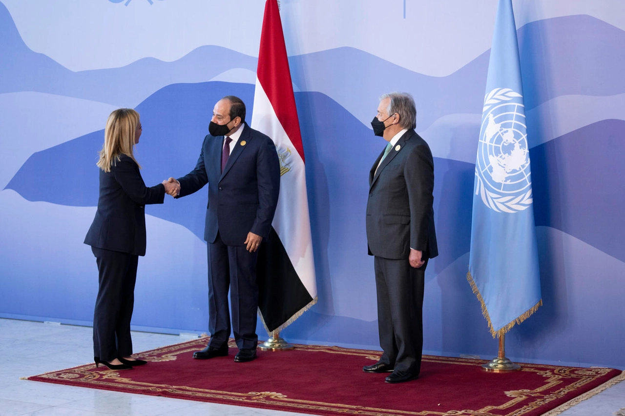 Giorgia Meloni con Al Sisi e Antonio Guterres (Ansa)