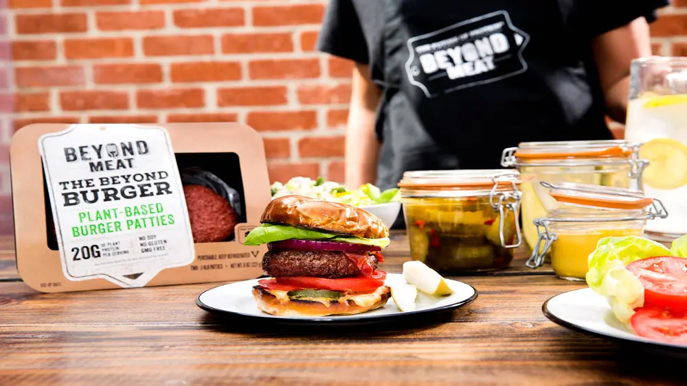 Gli hamburger Beyond Meat di 'carne' vegana arrivano nei supermercati