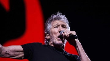 Roger Waters, ex Pink Floyd, “sul palco con divisa in stile nazista”: indaga la polizia tedesca