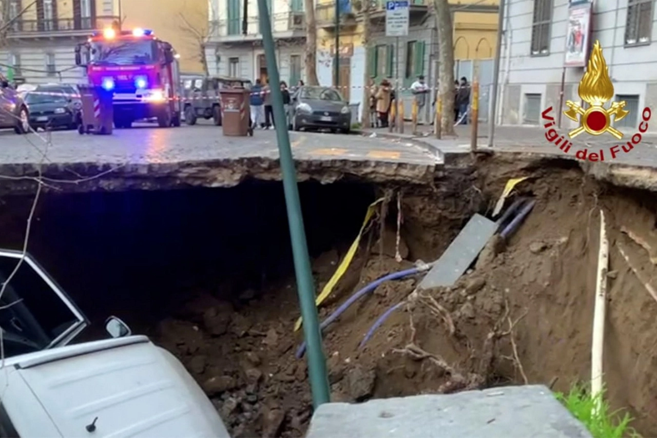 Voragine Napoli: vigili del fuoco al lavoro,evacuate 20 famiglie