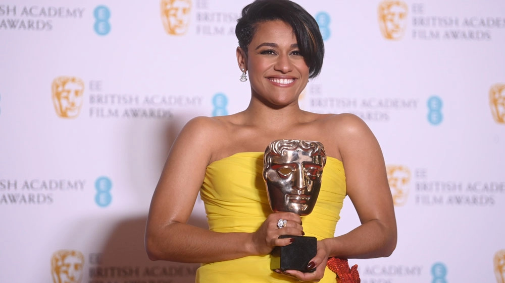 Ariana DeBose con il BAFTA 2022 vinto grazie a 'West Side Story'