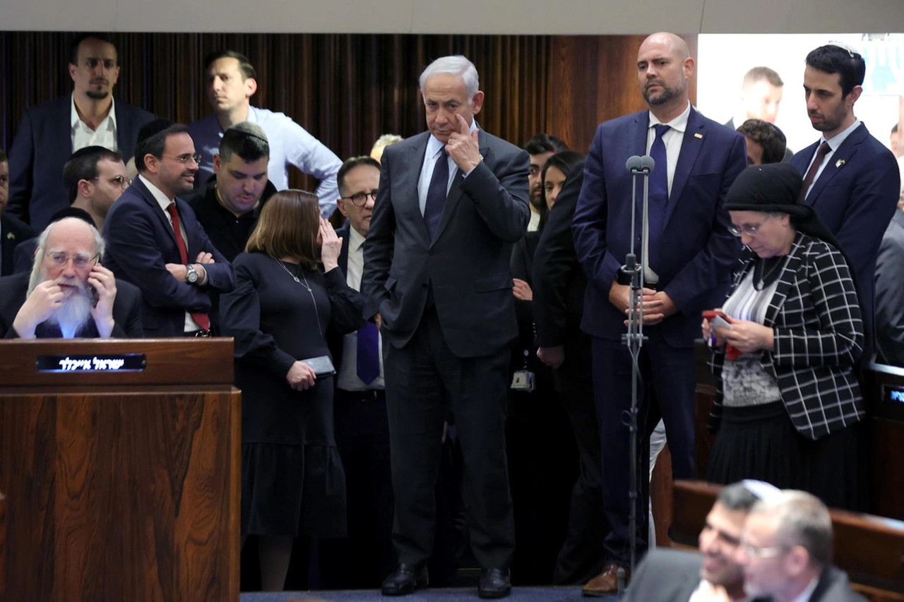 Il premier israeliano Benjamin Netanyahu in parlamento (Ansa)