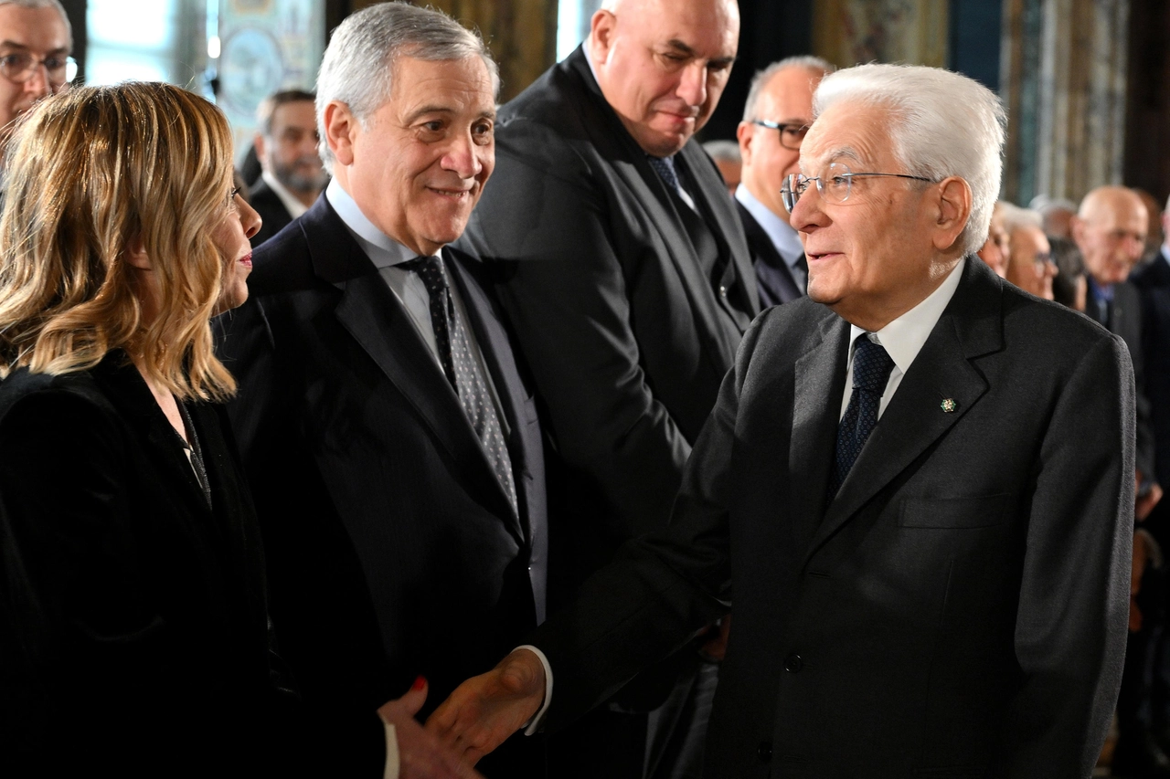 Il Presidente della Repubblica, Sergio Mattarella, con la presidente del Consiglio, Giorgia Meloni, e il vicepremier e ministro degli Esteri Antonio Tajani durante la cerimonia per il 'Giorno della memoria' al Quirinale (Ansa)