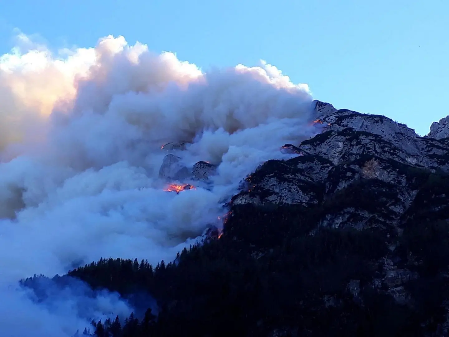 Incendio Belluno, paura nell'Agordino. Due giovani bloccati in quota