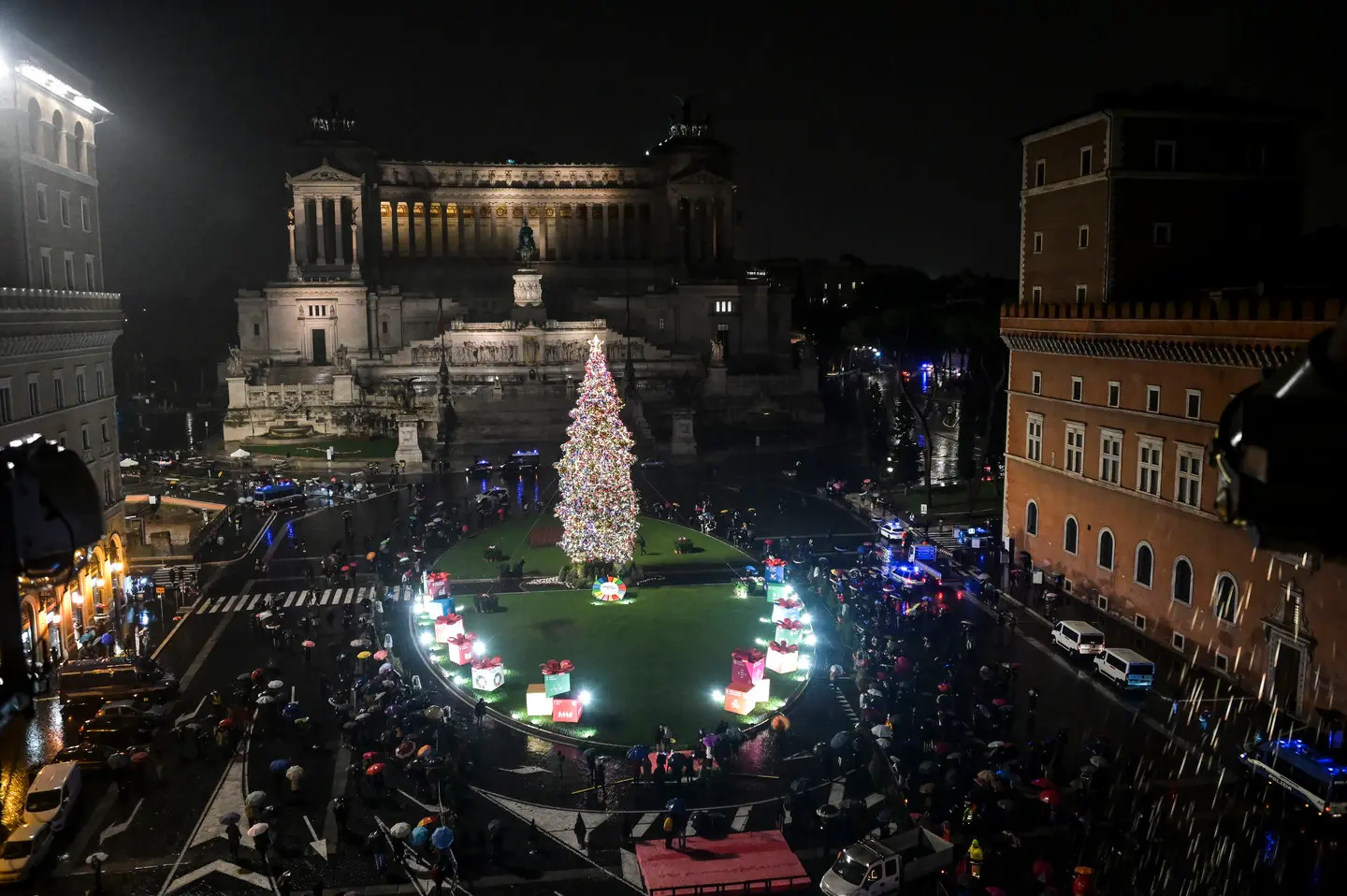 Natale 2021, a Roma l'albero della sostenibilità. Gualtieri: "Futuro migliore per tutti"