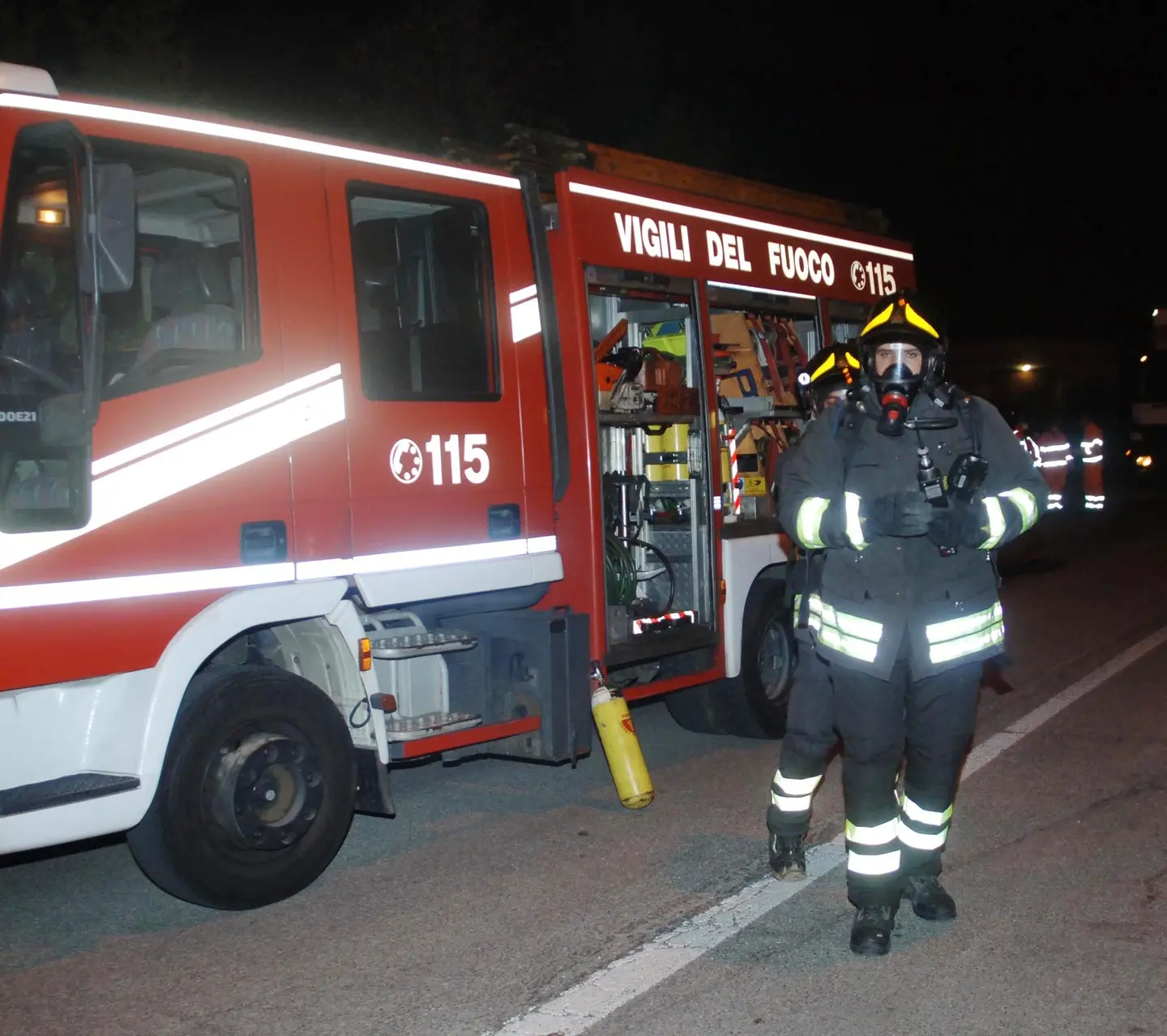 Incendio in via Varesina: sette persone soccorse per intossicazione