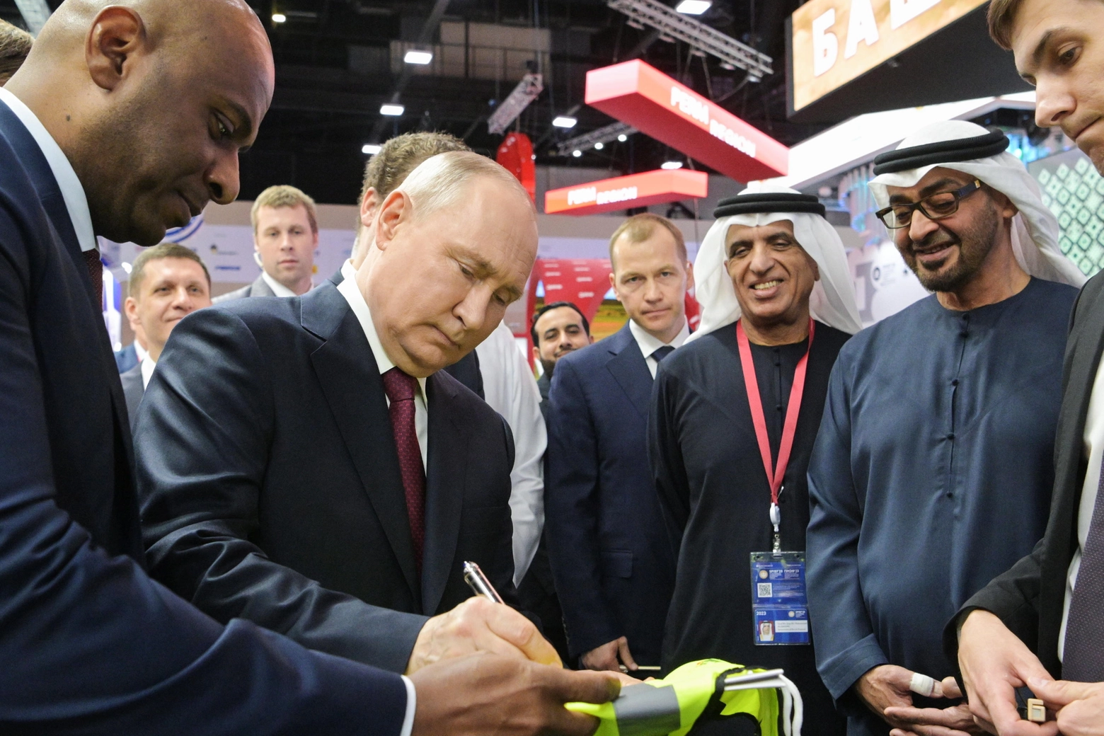 Putin con il presidente degli Emirati Arabi Uniti Mohamed bin Zayed Al Nahya al Forum economico internazionale di San Pietroburgo (Ansa)