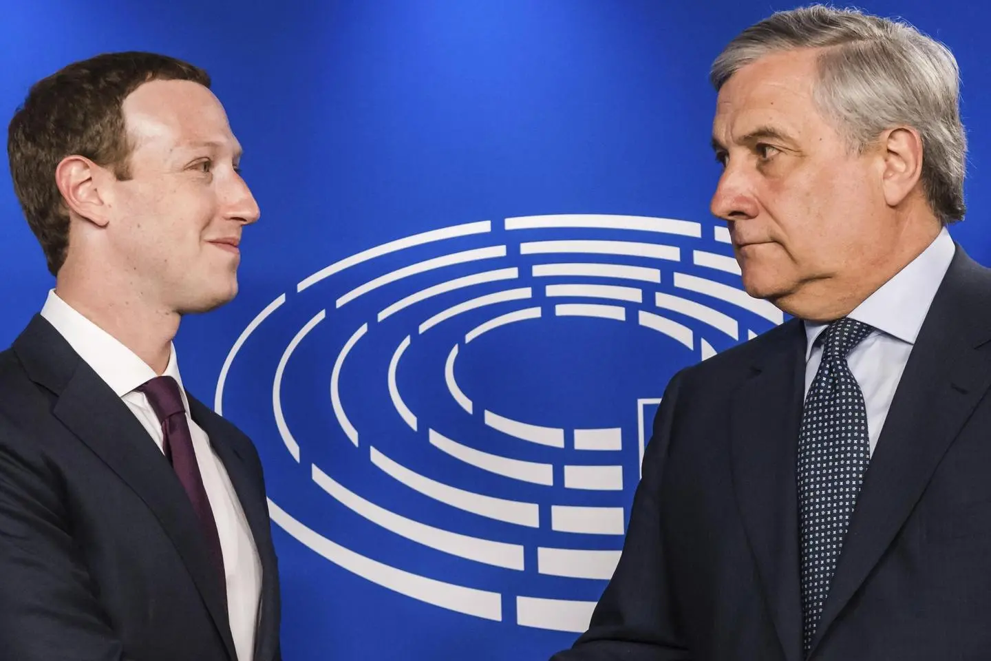 Facebook, Zuckerberg chiede scusa alla Ue. Tajani: "Una vittoria"