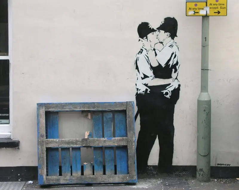 Sulle tracce di Banksy. Uno street art tour tra le opere più famose