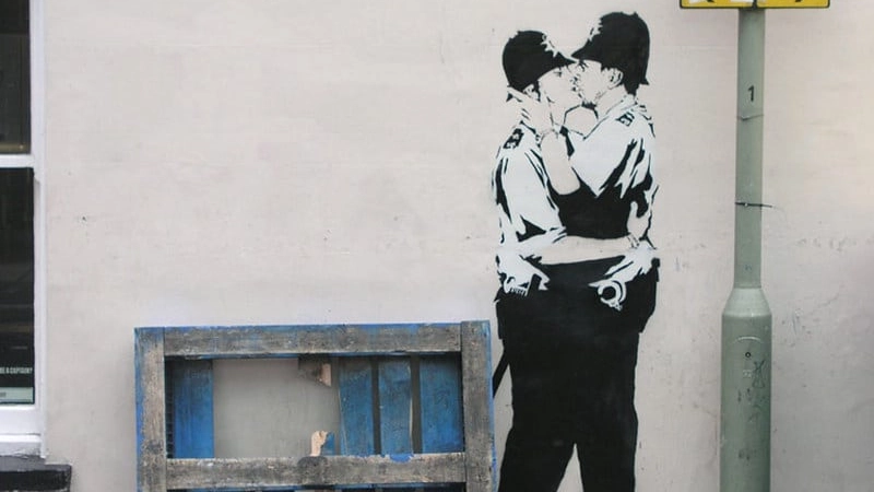 Sulle tracce di Banksy. Uno street art tour tra le opere più famose