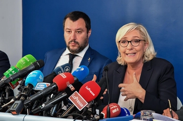 Incontro Salvini-Le Pen rinviato per gli scontri in Francia