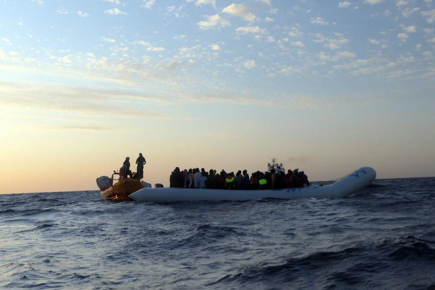 Migranti, è boom: centinaia salpati dalla Libia. "Sei corpi trovati sulla spiaggia"