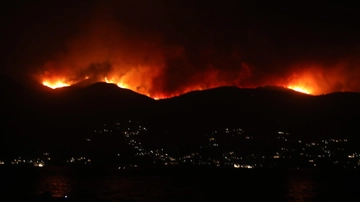 La Grecia brucia, anche Corfù in fiamme: 17 villaggi evacuati. Incendio Rodi, fuggite 19mila persone