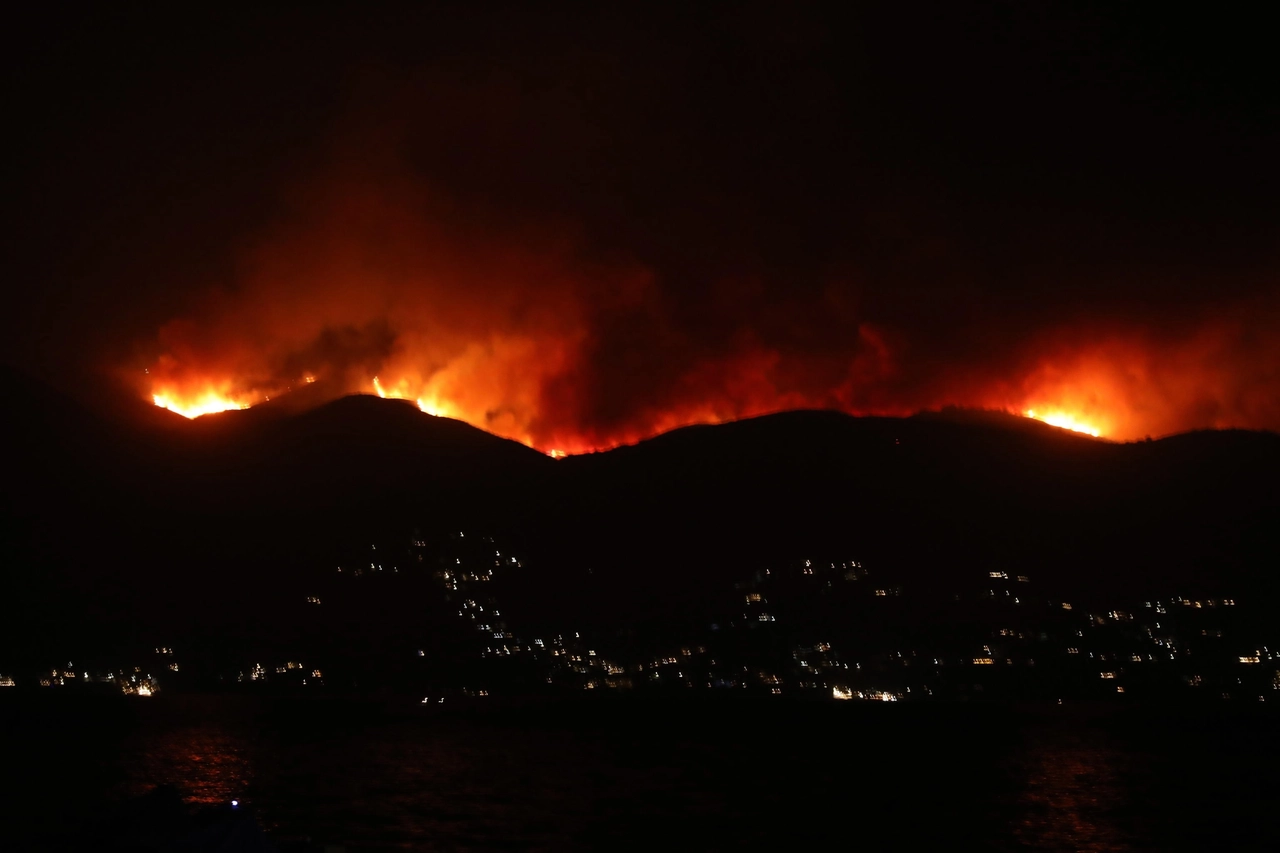 Le fiamme divampate a Corfù