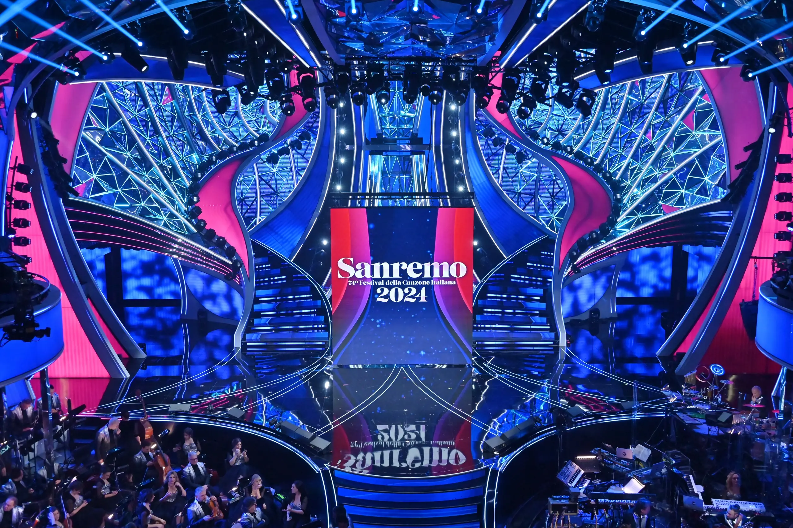 Le nuove foto del palco di Sanremo 2024: qual è il significato della  scenografia del Festival