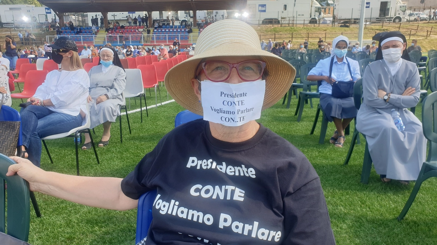 Amatrice, la protesta di una cittadina (Ansa)