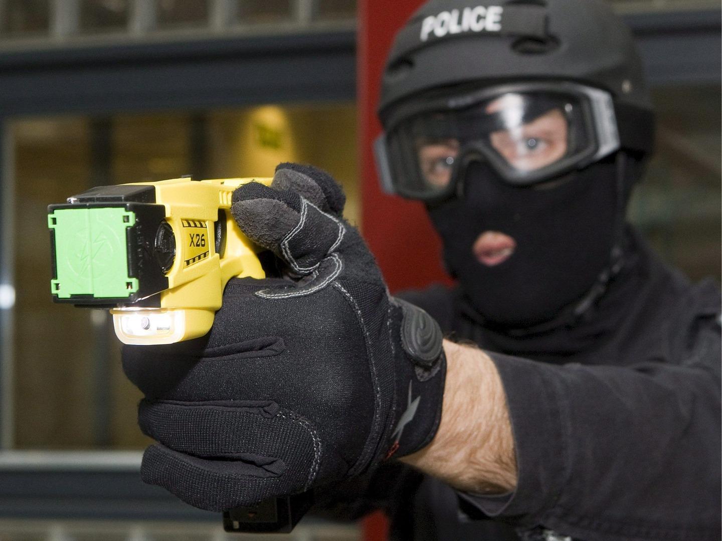 Parte la sperimentazione del taser, la pistola elettrica. Ecco