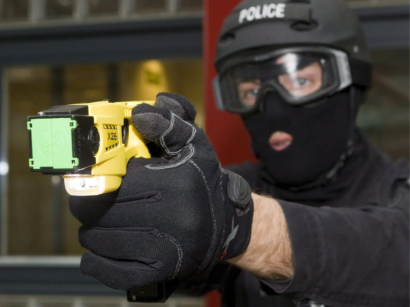 Sicurezza, la pistola Taser alla polizia. C'è il primo ok alla  sperimentazione