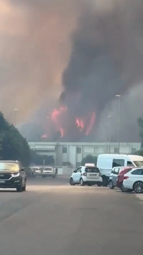San Cataldo, Lecce: fiamme altissime incombono sulle case (via Twitter)