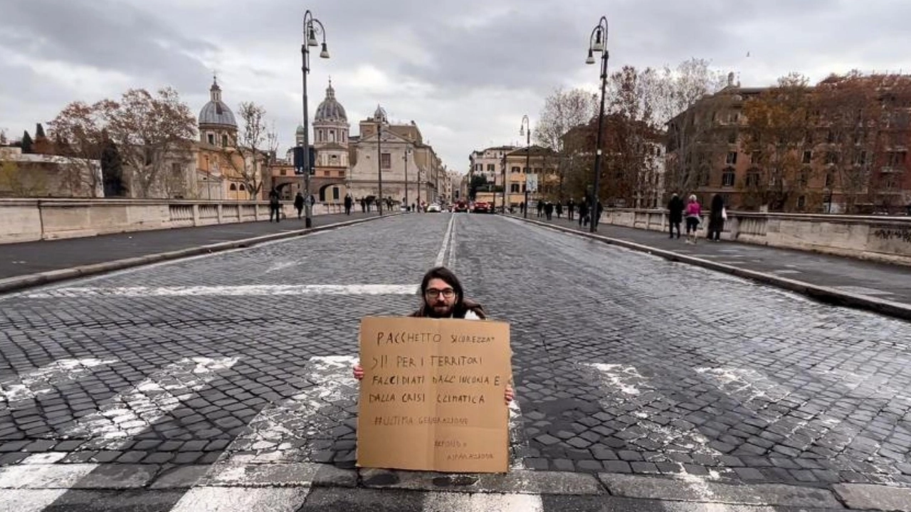 Blitz di Ultima Generazione sui ponti di Roma