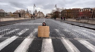 Roma, blitz con una “marcia lenta” di Ultima Generazione blocca la Flaminia: traffico in tilt. “Piano piano cambiamo”