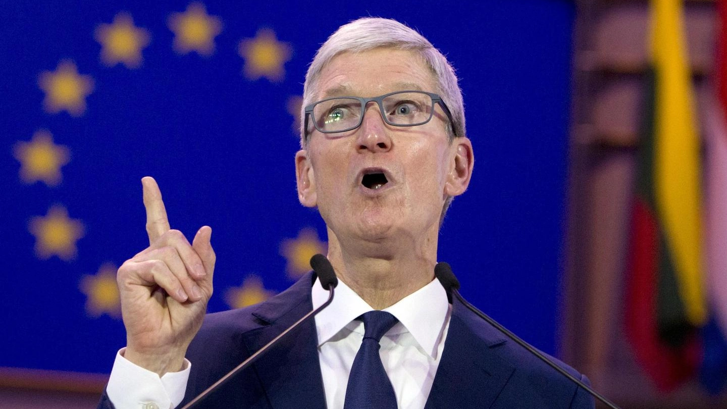 L'intervento di Tim Cook al Parlamento Europeo (Ansa)