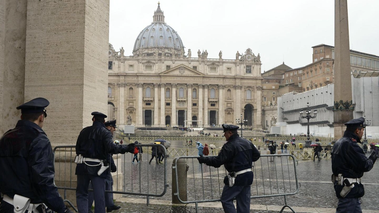 Agenti di polizia al lavoro in piazza San Pietro (Ansa)